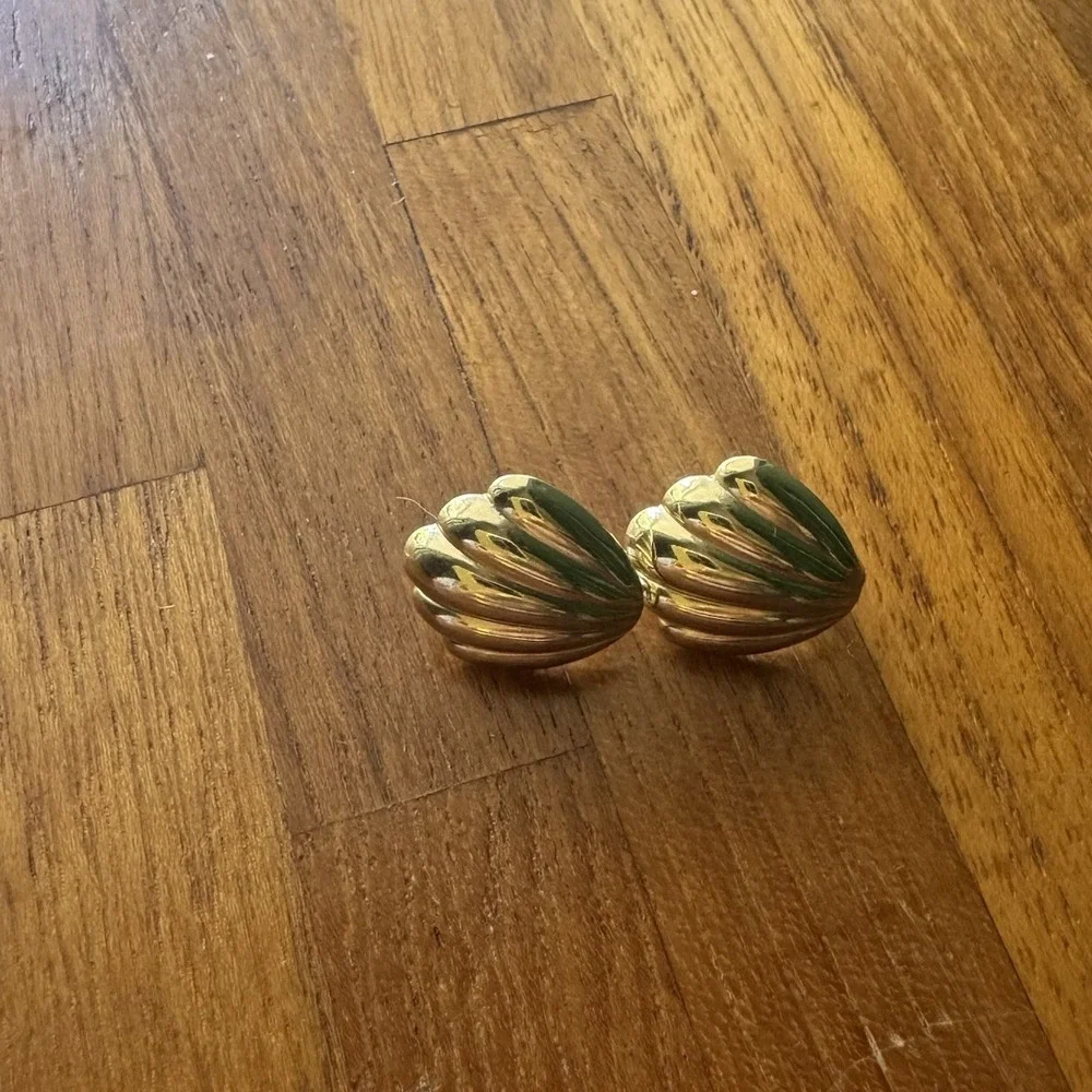 Vintage Gold-tone Clam Seashell Beach Stud Earrings | Nautical Coastal Jewelry
